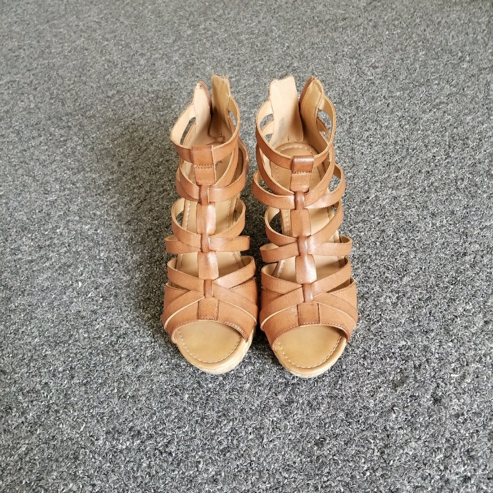 A pair of size 10 wedges